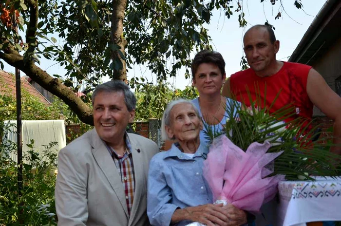Ioan Marcel Vela şi Margit Szemenyei alături de nepoţii centenarei FOTO CRISTIAN FRANŢ