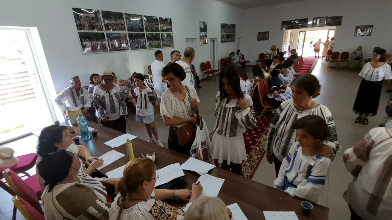 Juriul analizează atent iile cusute în ultimul an FOTO: Alina Mitran