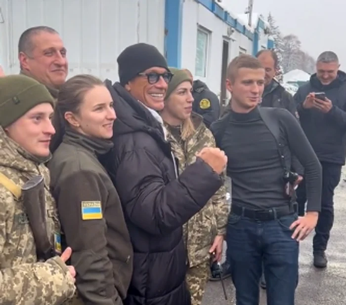 Jean-Claude Van Damme a ajuns în Ucraina și a pozat alături de soldații ucraieni Foto: Captură video