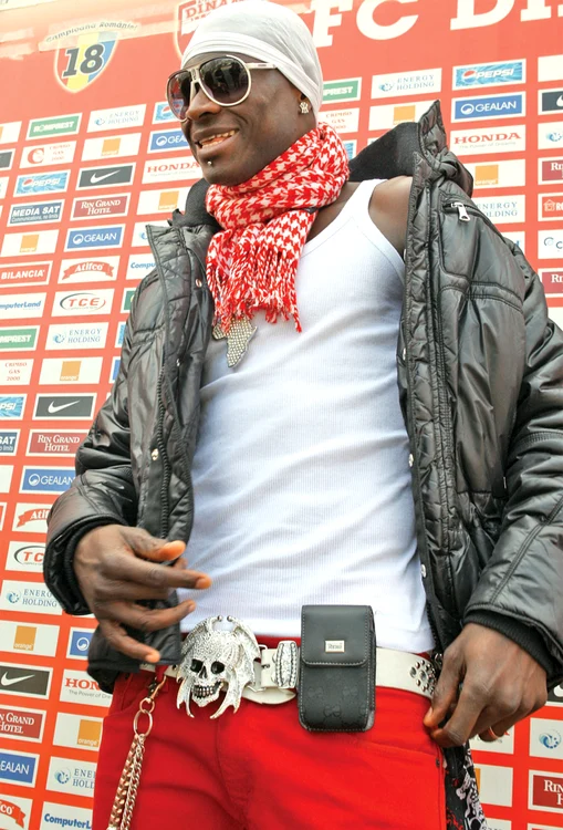 N’Doye a şocat întotdeauna prin vestimentaţia sa