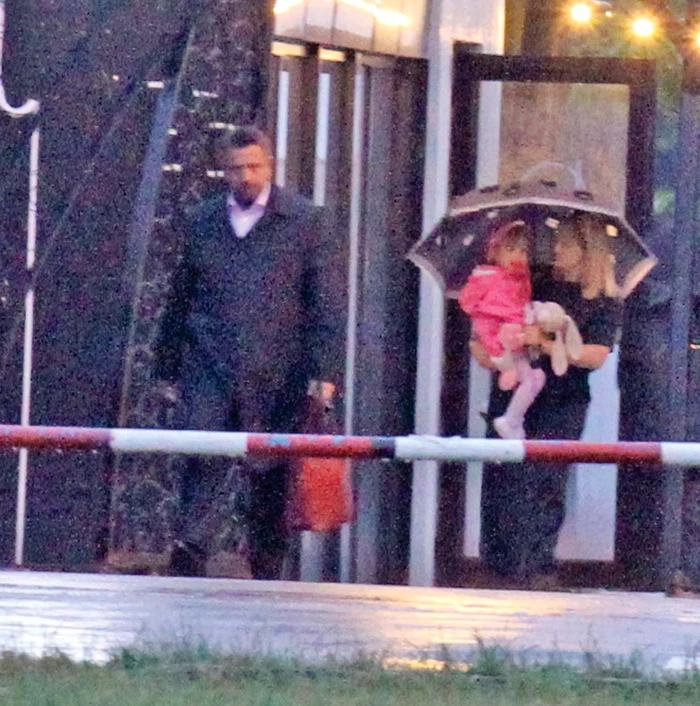 Horia Brenciu  şi-a lăsat nevasta  să se descurce  şi cu umbrela,  şi cu copilul