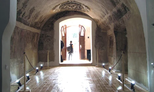 Două obiective care nu sunt incluse în circuitul turistic obișnuit: Sinagoga Mare din Sibiu și Sala cu Frescă 