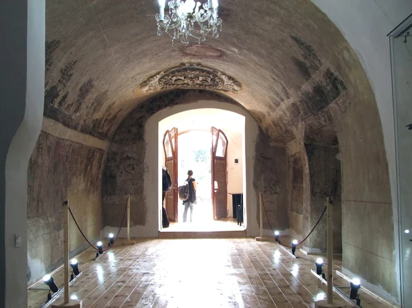 Două obiective care nu sunt incluse în circuitul turistic obișnuit: Sinagoga Mare din Sibiu și Sala cu Frescă