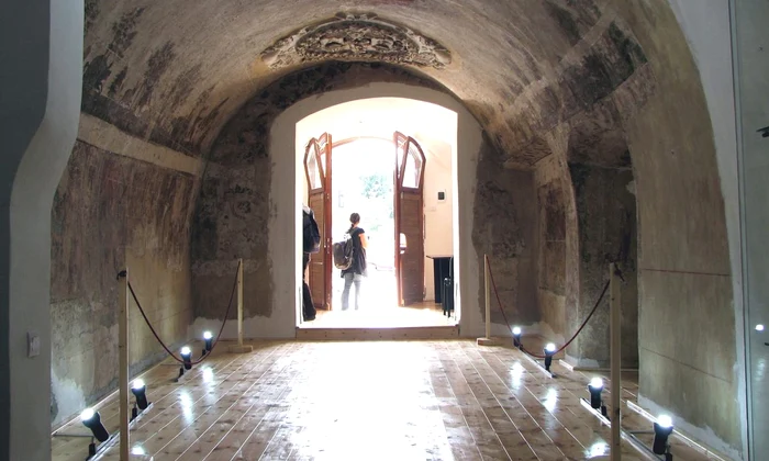 Două obiective care nu sunt incluse în circuitul turistic obișnuit: Sinagoga Mare din Sibiu și Sala cu Frescă 
