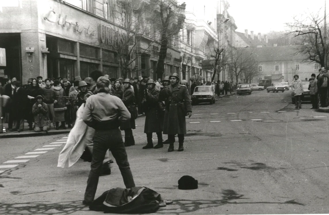 Tânăr desfăcându-și cămașa în fața soldaților la Cluj FOTO wikipedia