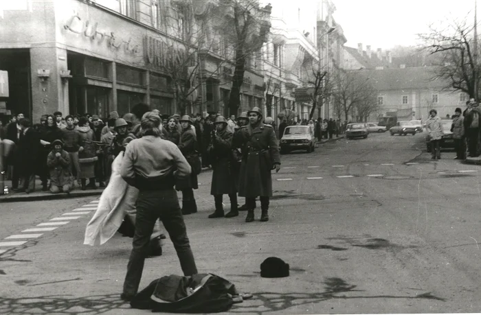 Tânăr desfăcându-și cămașa în fața soldaților la Cluj FOTO wikipedia
