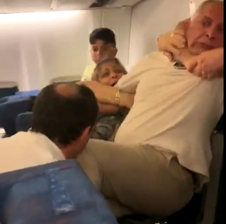 Cetățeanul arab a fost scos din avion de polițiștii de frontieră pe brațe