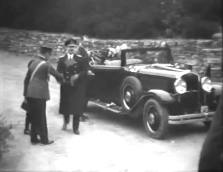 Regele Carol al II lea cu fiul său, Prințul Mihai, viitorul Regele Mihai, la Balcic. FOTO: captură video