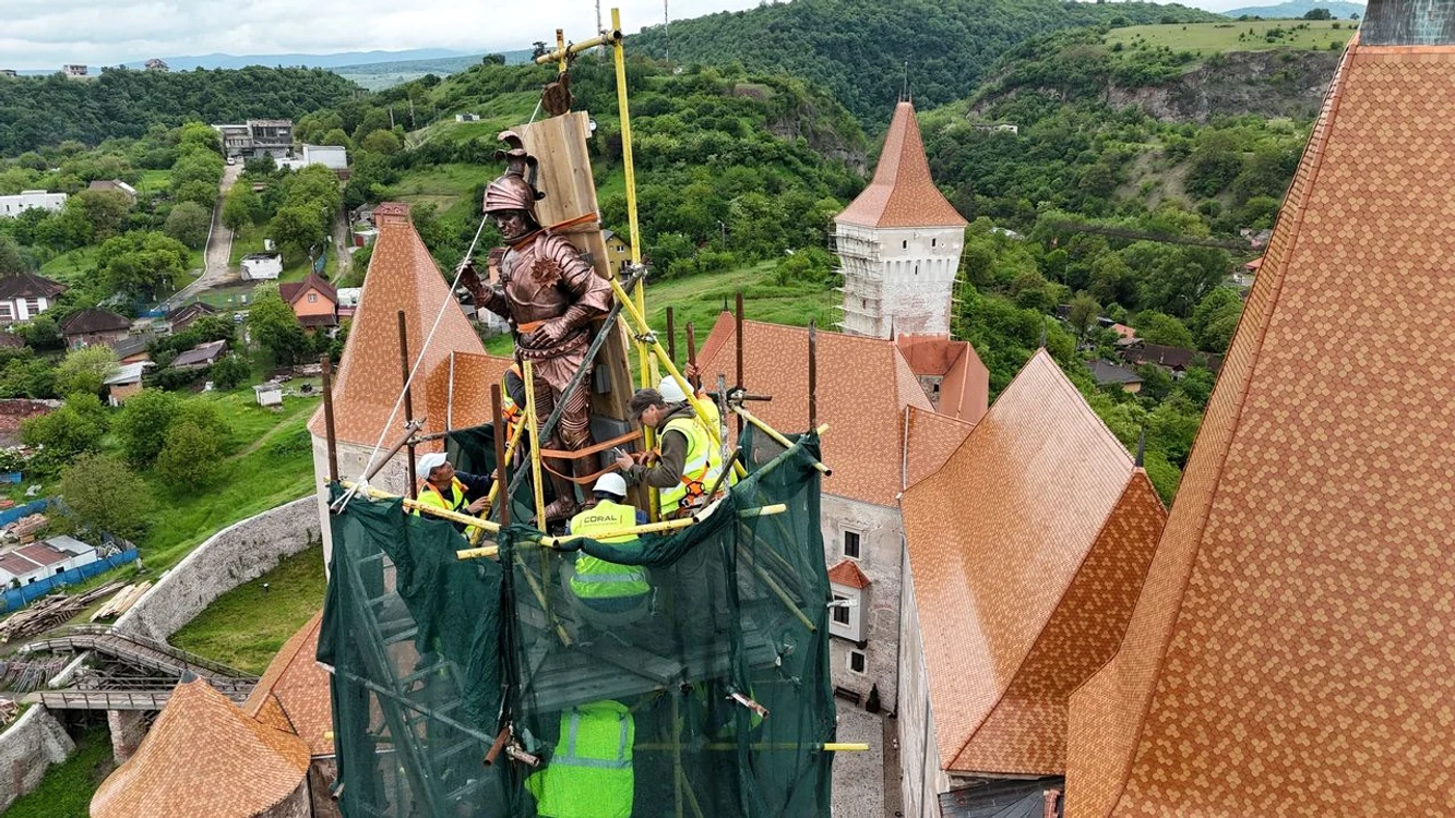 Cavalerul a revenit  pe Turnul Buzdugan în luna mai (© Primăria Hunedoara)