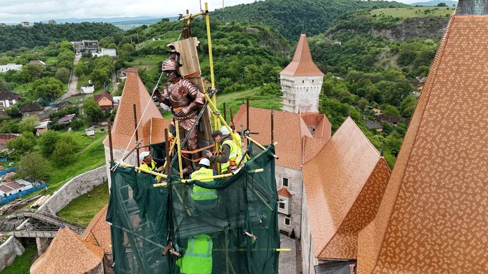 Cavalerul a revenit pe Turnul Buzdugan în luna mai (© Primăria Hunedoara)