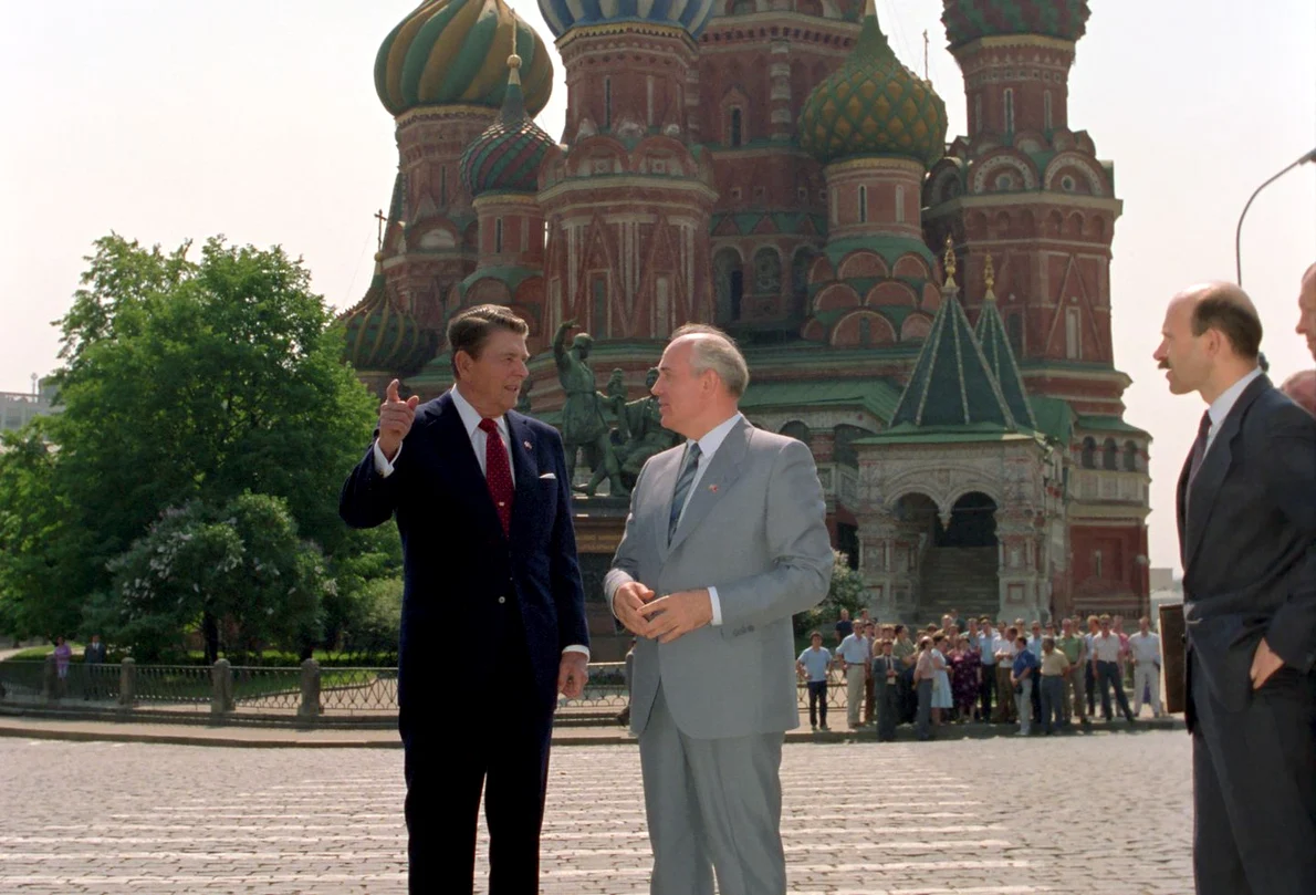 Președintele american Ronald Reagan vizitează Piața Roșie din Moscova, însoțit de Mihail Gorbaciov (© NARA Catalog - National Archives)