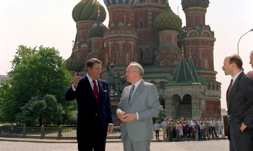 Președintele american Ronald Reagan vizitează Piața Roșie din Moscova, însoțit de Mihail Gorbaciov (© NARA Catalog - National Archives)