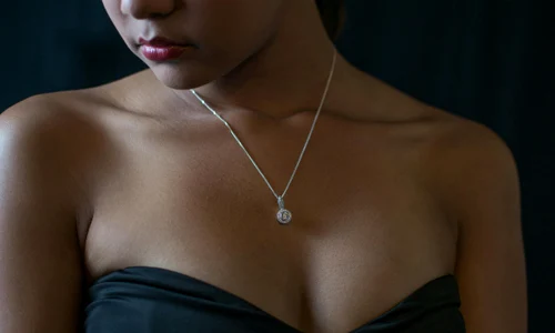 Ghid de stilizare lanțuri de argint potrivite pentru fiecare tip de decolteu jpg