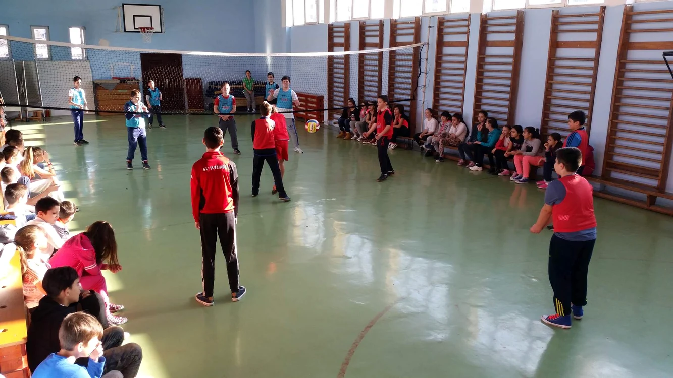 
    Incidența infectărilor a scăzut, astfel că elevii pot face sport în spațiu închis  