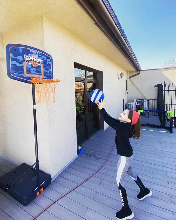 Ingrid joacă baschet în curte