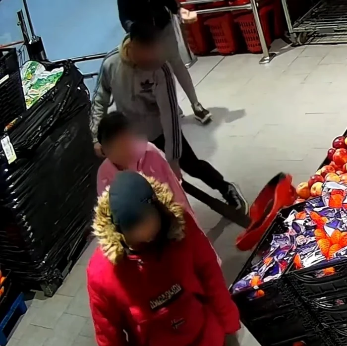 Persoanele care au găsit portofelul FOTO: Captură video