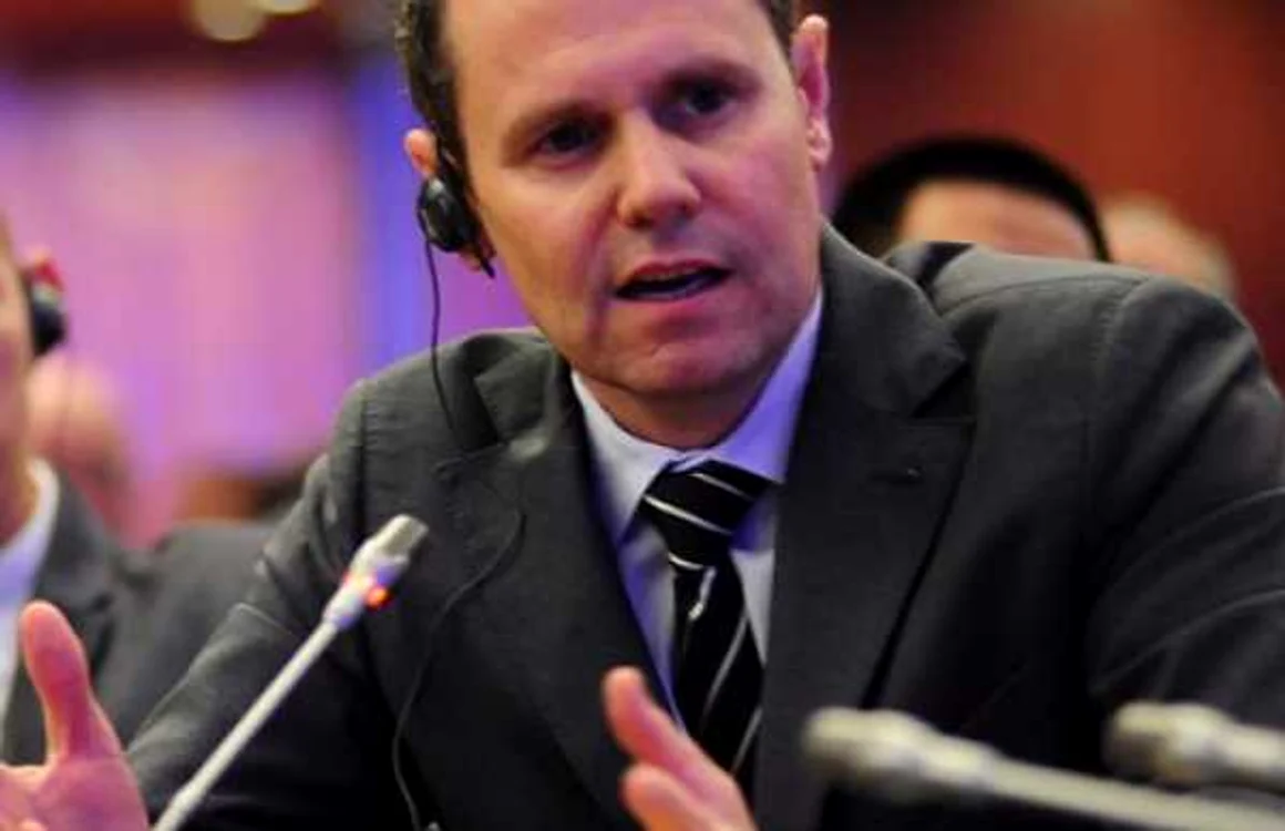 Simon Lacey – lector
universitar la Universitatea din Adelaide