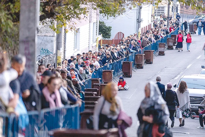 Timpul de aşteptare la coadă a depăşit 20 de ore ieri. FOTO: Inquamphotos