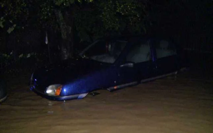 Un râmnicean a rămas blocat cu maşina pe o stradă din oraş. Foto Adevărul