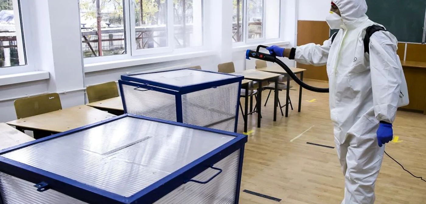 Dezinfectarea uneia dintre secţile de votare de la Galaţi FOTO Primăria Galaţi