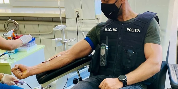 Poliţiştii braşoveni au donat sânge într-o perioadă de criză FOTO IPJ Braşov