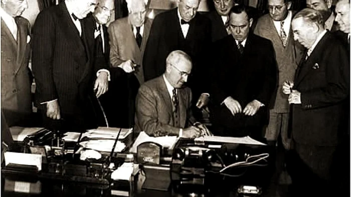 Preşedintele SUA, Harry Truman, semnează legea privind instituirea „Planului Marshall" FOTO: Arhivă