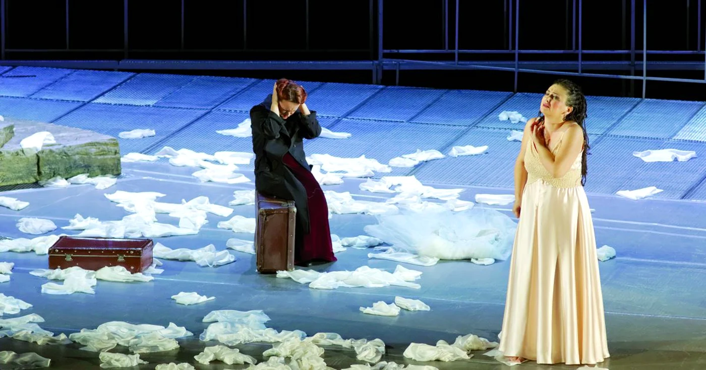 Nicoleta Ardelean (Desdemona, dreapta) şi Mihaela Işpan (Emilia) FOTO: Florin Ionescu