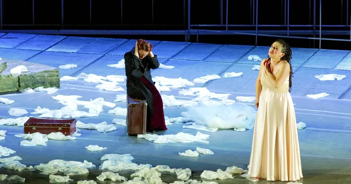 Nicoleta Ardelean (Desdemona, dreapta) şi Mihaela Işpan (Emilia) FOTO: Florin Ionescu