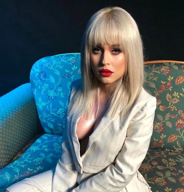 Misha, decolteu provocator în noul clip pe care îl va lansa curând 