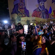 Reacții la sediul AUR după anunțarea rezultatelor exit-poll ale primului tur al alegerilor prezidențiale, în București. FOTO Inquam Photos / George Călin