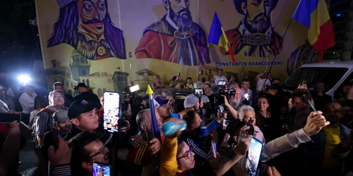 Reacții la sediul AUR după anunțarea rezultatelor exit-poll ale primului tur al alegerilor prezidențiale, în București. FOTO Inquam Photos / George Călin