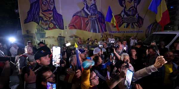 Reacții la sediul AUR după anunțarea rezultatelor exit-poll ale primului tur al alegerilor prezidențiale, în București. FOTO Inquam Photos / George Călin