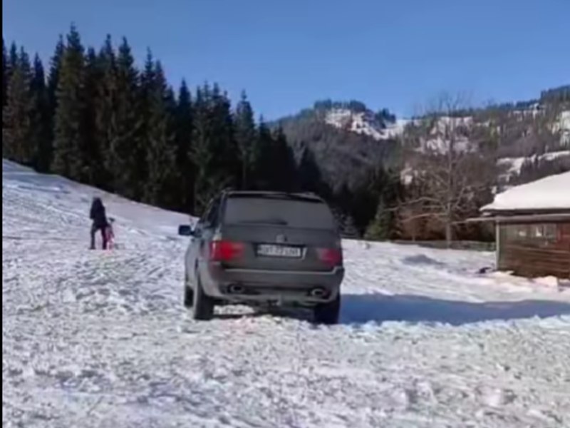 Un șofer a stârnit mânie după ce a parcat mașina în mijlocul pârtiei. „Probabil n-a mai văzut atâtă zăpadă și de emoție a oprit...”