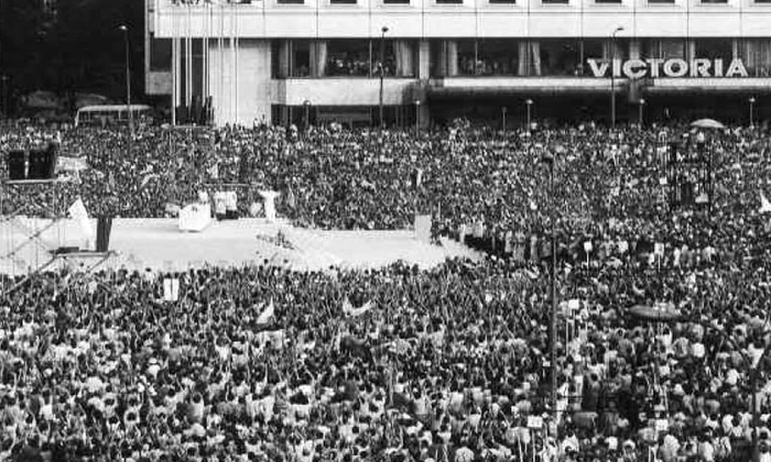 2 iunie: A avut loc prima vizită a unui Papă într o ţară comunistă, vizita Papei Ioan Paul al II lea în Polonia jpeg
