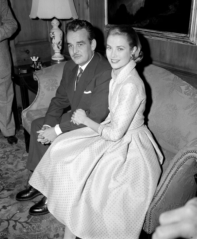 Grace Kelly și Rainier, acasă la ea, în Philadelphia, ianuarie 1956. FOTO: Profimedia