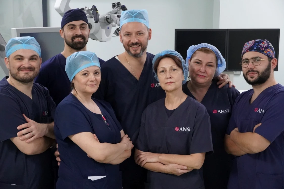 Dr. Ştefan Mindea - neurochirurgul venit de la Stanford la Constanţa - care a inventat tehnica ultra minim invazivă la nivel lombar şi cervical Sursa mindea.ro