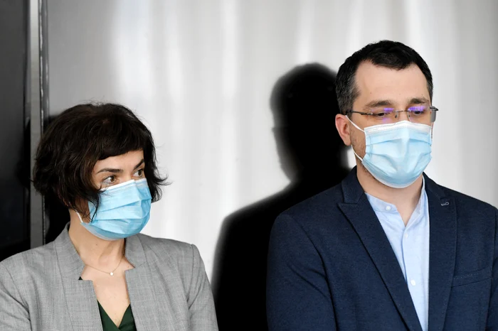 Andreea Moldovan, secretar de stat în Ministerul Sănătății, și Vlad Voiculescu, ministrul Sănătățiifoto: Mediafax