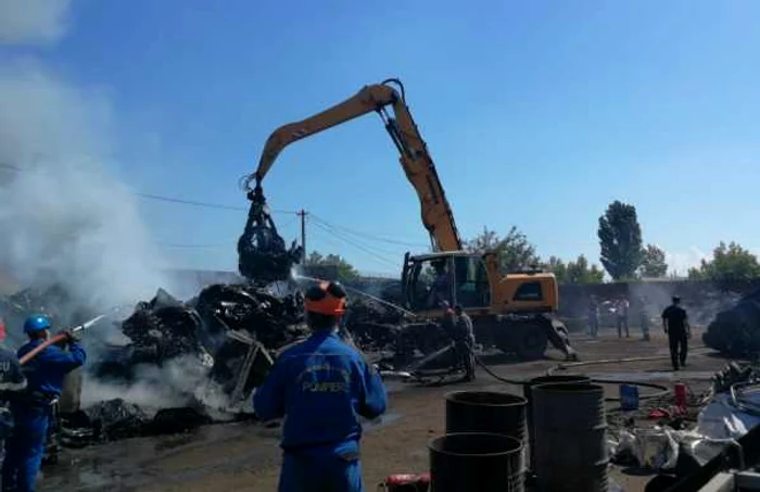 incendiu masini centru de colectare a fierului vechi Galati 2