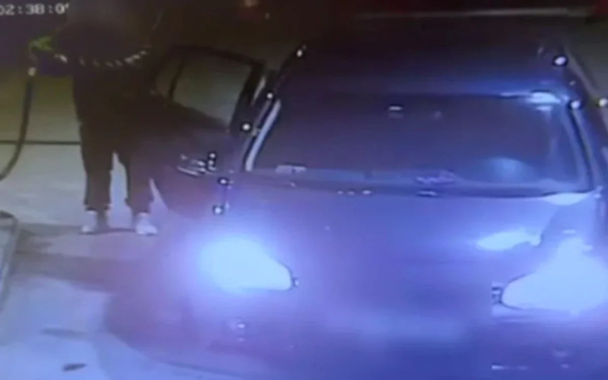 Bărbat a turnat benzină pe el și autoturism FOTO Captură video