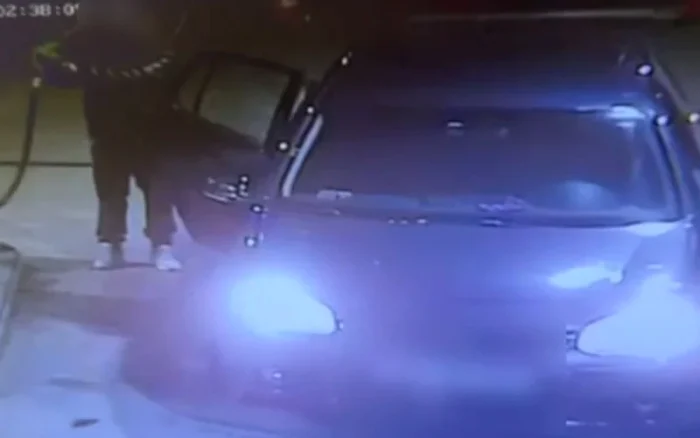 Bărbat a turnat benzină pe el și autoturism FOTO Captură video