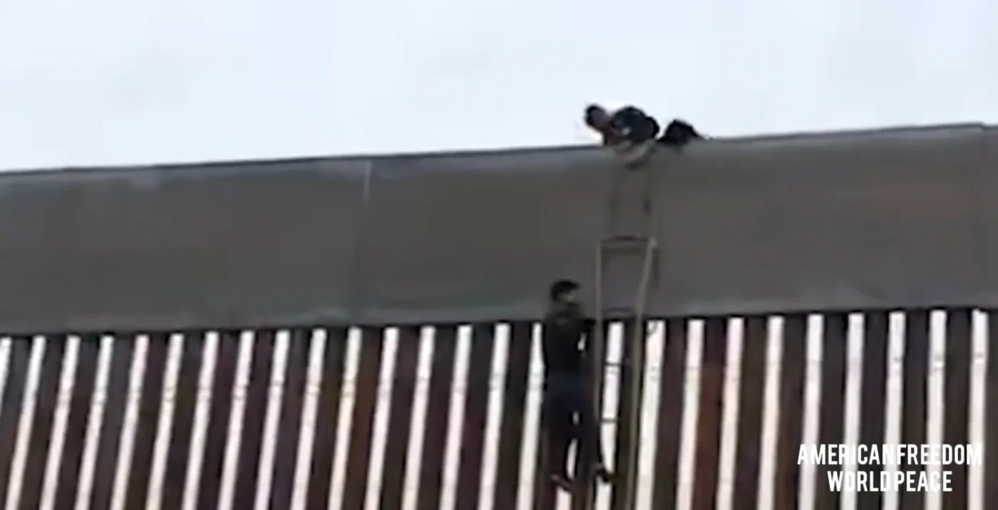 Mexicani care trec zidul lui Trump FOTO Arhivă