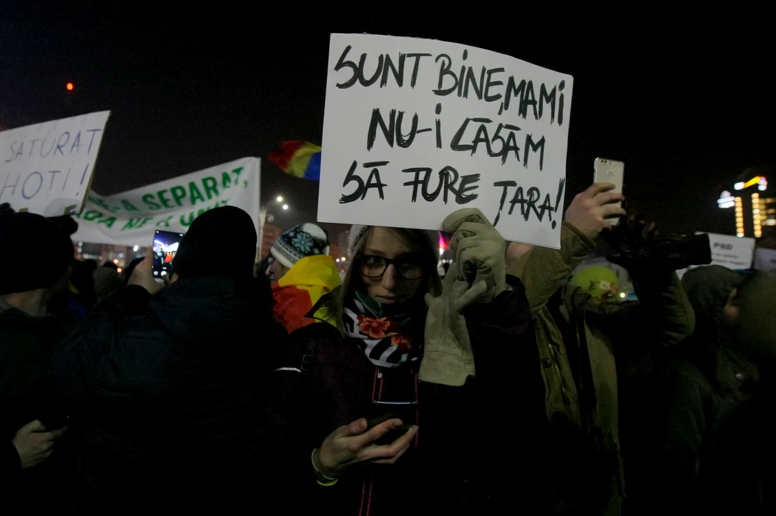 
    14 ianuarie 2012. Momentul când băiețelul îi înmânează jandarmului balonul a fost surprins de fotograful amator Ioana Moldovan  