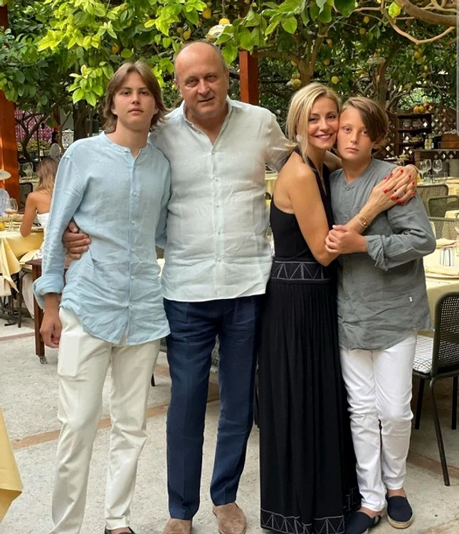 
    Dan și Diana Șucu, alături de cei doi băiețifoto: Instagram  