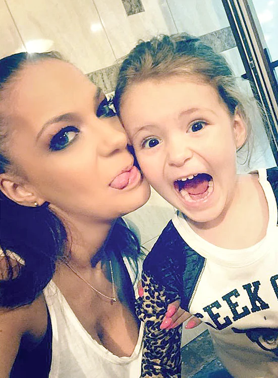 
    Micuţa Sienna a plecat  în vacanţă, Andreea  Antonescu munceşte în ţară  