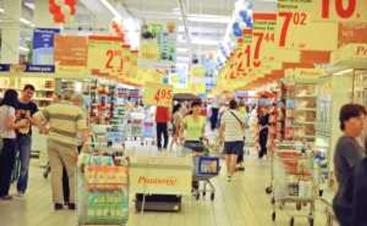 Şi în primul trimestru, românii au fost nevoiţi să consume mai puţin, cheltuind mai mulţi bani