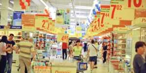 Şi în primul trimestru, românii au fost nevoiţi să consume mai puţin, cheltuind mai mulţi bani