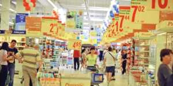 Şi în primul trimestru, românii au fost nevoiţi să consume mai puţin, cheltuind mai mulţi bani