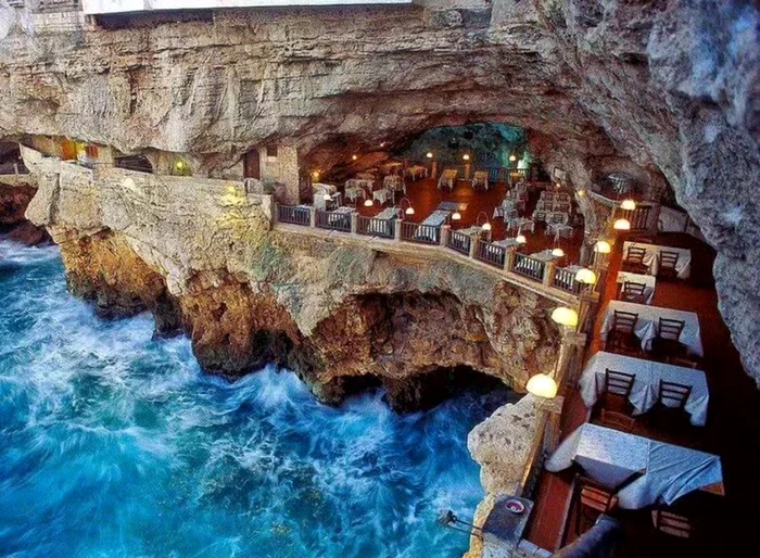 Grotta Palazzese din Polignano a Mare, regiunea Puglia, Italia