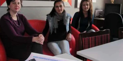 Alice Popescu (dreapta), alături de colega ei dintr-a XII-a, Daliana Catrina, şi de Veronica Oprica, consilier educativ 