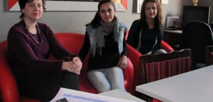 Alice Popescu (dreapta), alături de colega ei dintr-a XII-a, Daliana Catrina, şi de Veronica Oprica, consilier educativ 